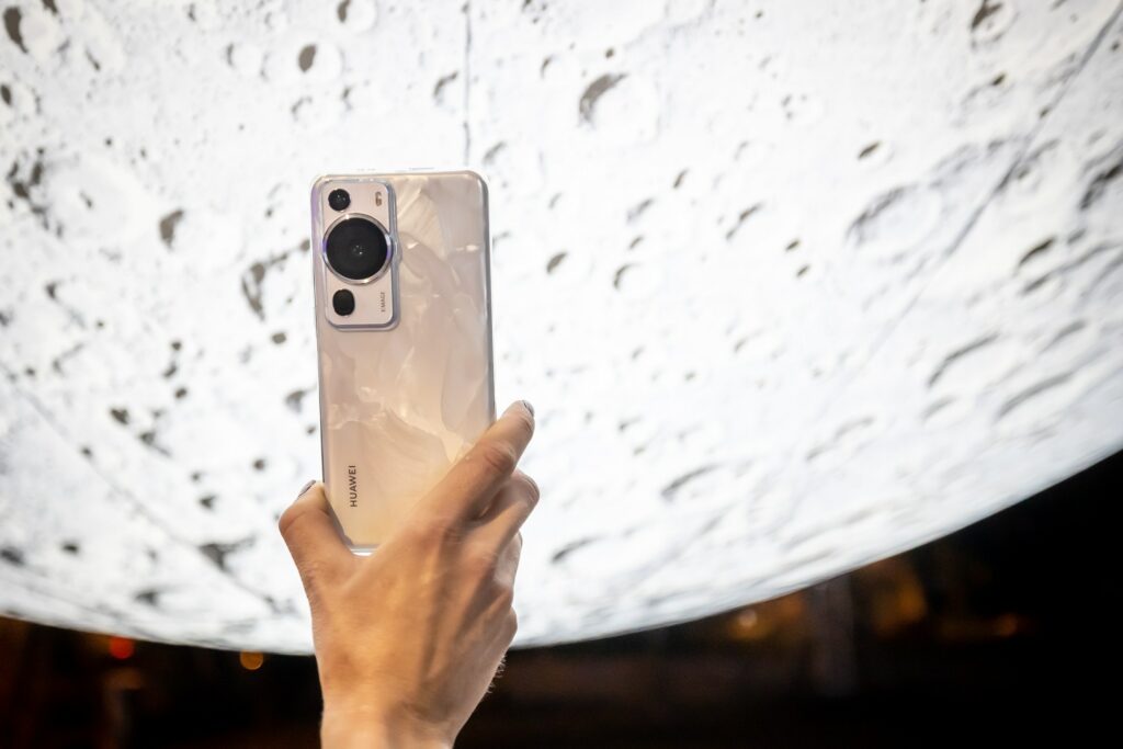 huawei touch the moon 16