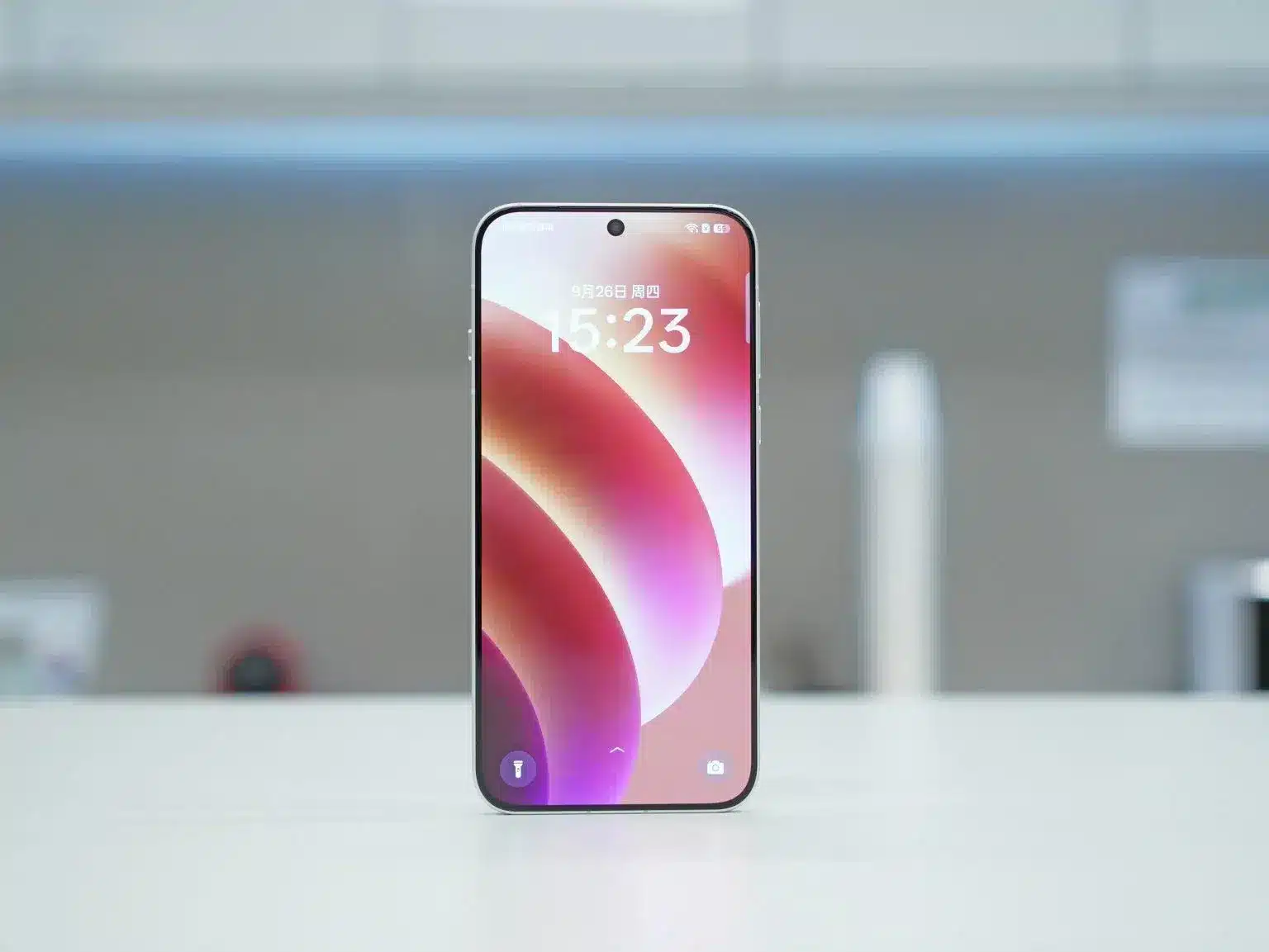 Oppo Find X8 sličan iPhoneu s prednje strane, ali bez Dynamic Islanda
