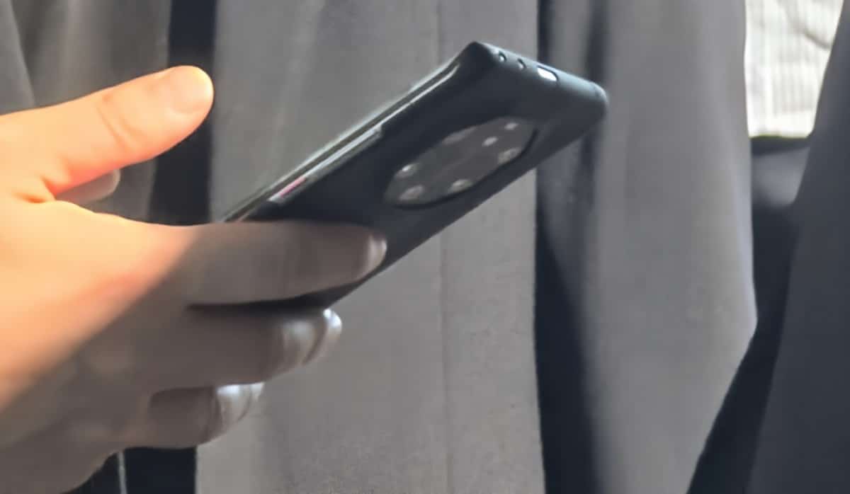 Huawei Mate 70 Pro na slici sa pet stražnjih kamera