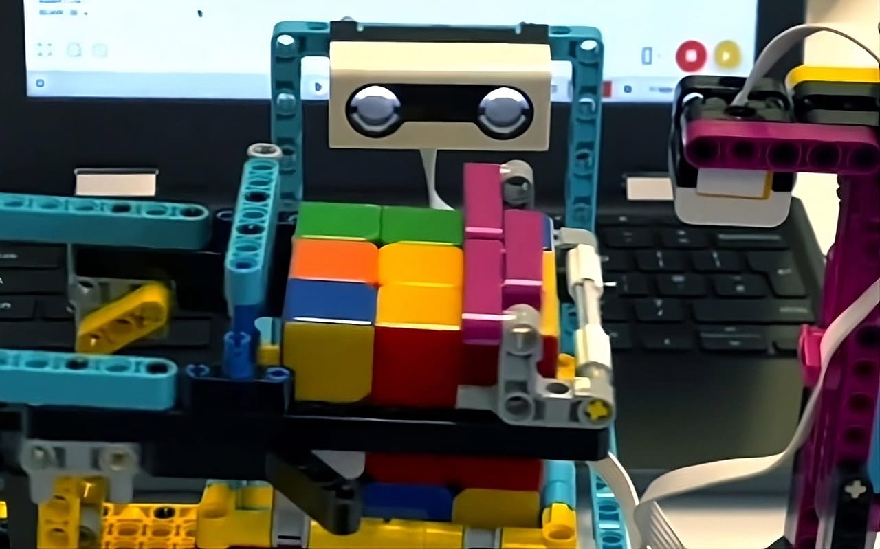 Tinejdžer napravio Lego robota koji rješava Rubikovu kocku