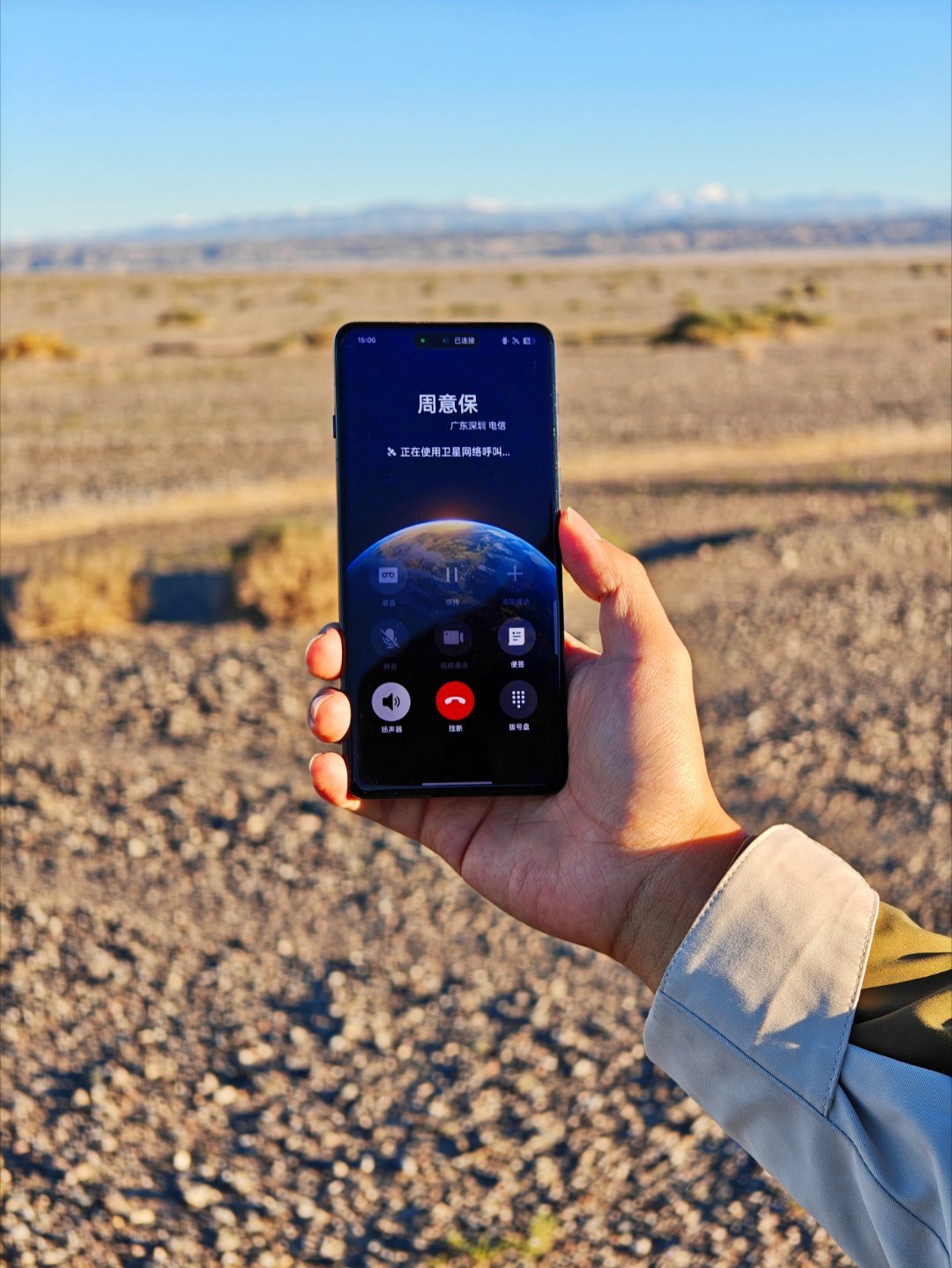 Izvršni direktor sa Oppo Find X8 Pro u rukama usred pustinje