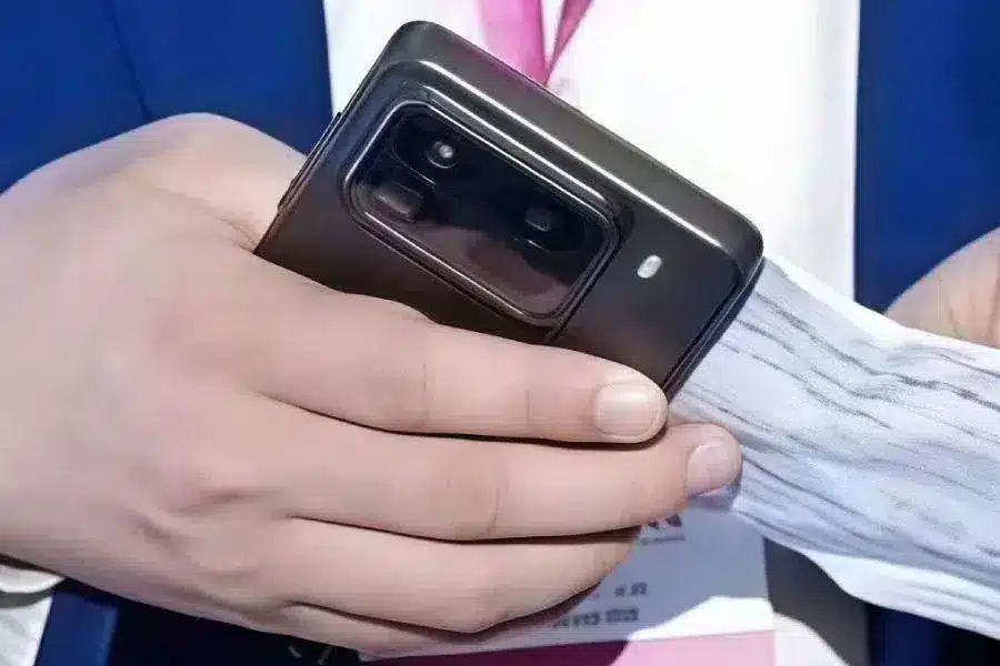 Xiaomi 15 Pro u rukama vodećeg čovjeka tvrtke, zaista izgleda impresivno 16 2 3