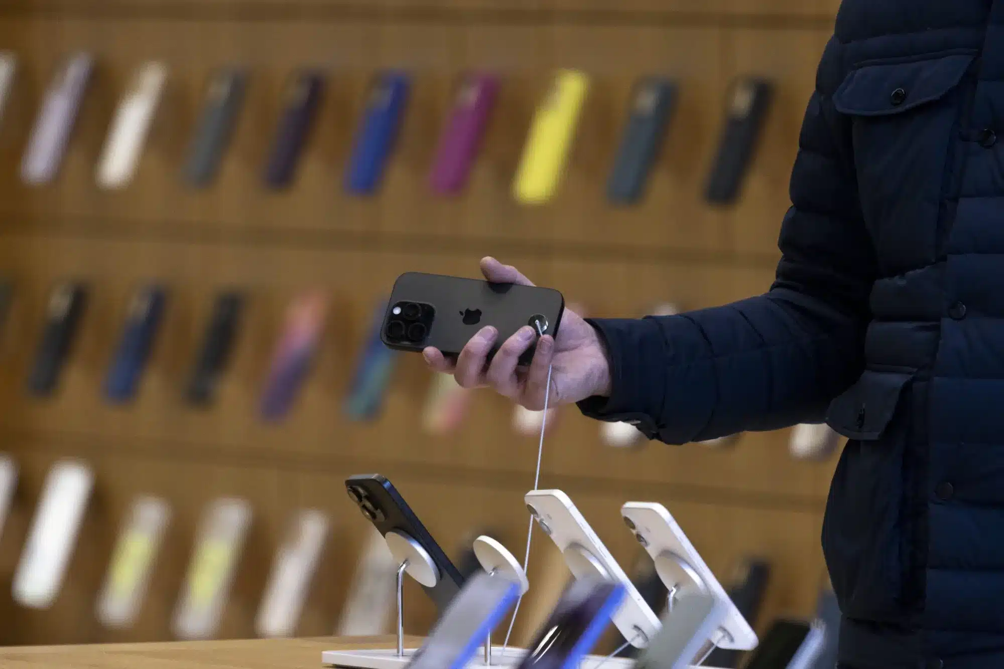Trump svim silama želi proizvodnju iPhonea u Americi