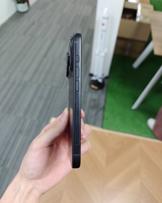 iPhone 17 Pro - izgleda u crnoj izvedbi vrhunski 2 1