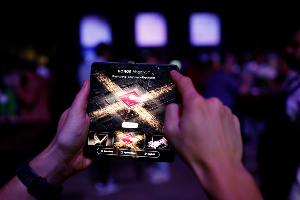 Honor jača poziciju na Europskom tržištu po pitanju preklopnih telefona Honor Magic V5 1