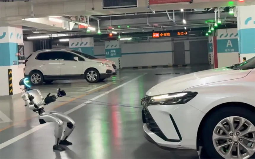 Nevjerovatna demonstracija: humanoidni robot vuče automobil od 1,4 tone (VIDEO)