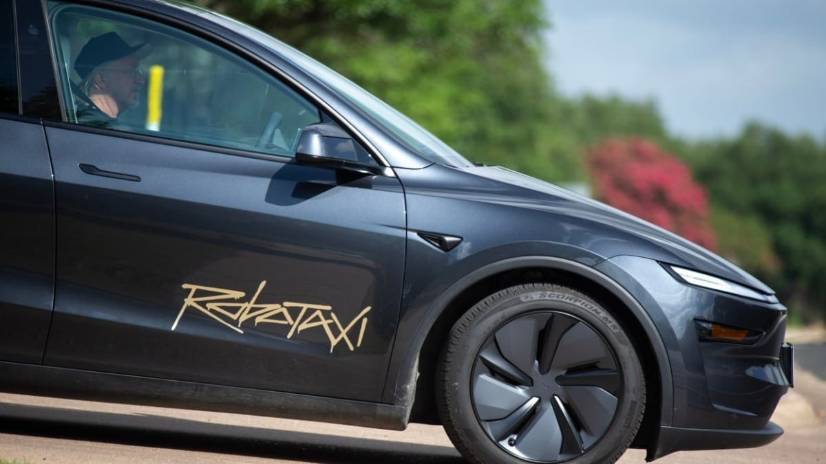 Tesla Robotaxi u Austinu bilježi četiri nesreće