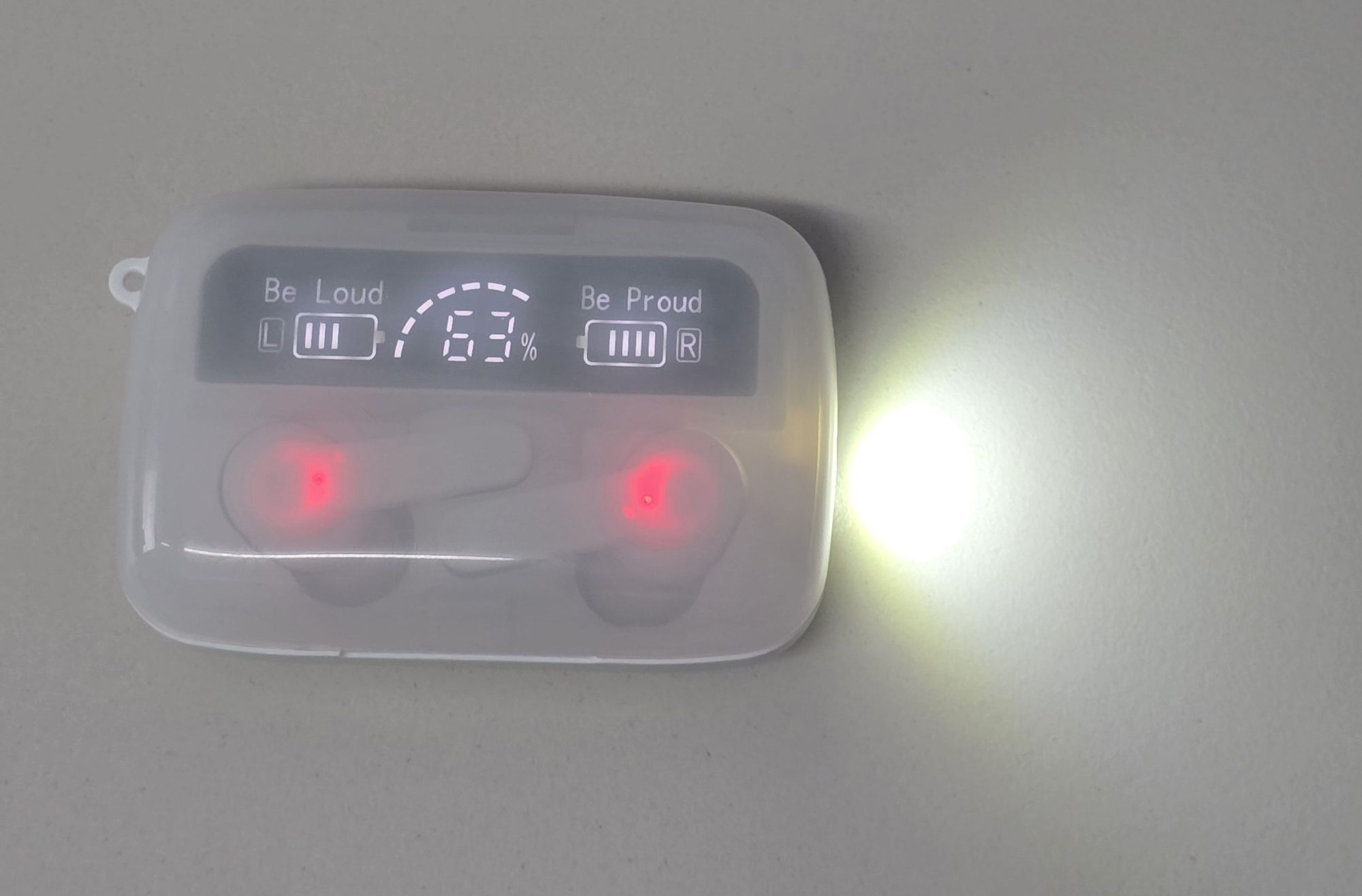 U jednom kućištu su bežične slušalice, powerbank i LED lampa meanit TWS B400 Big Battery 1