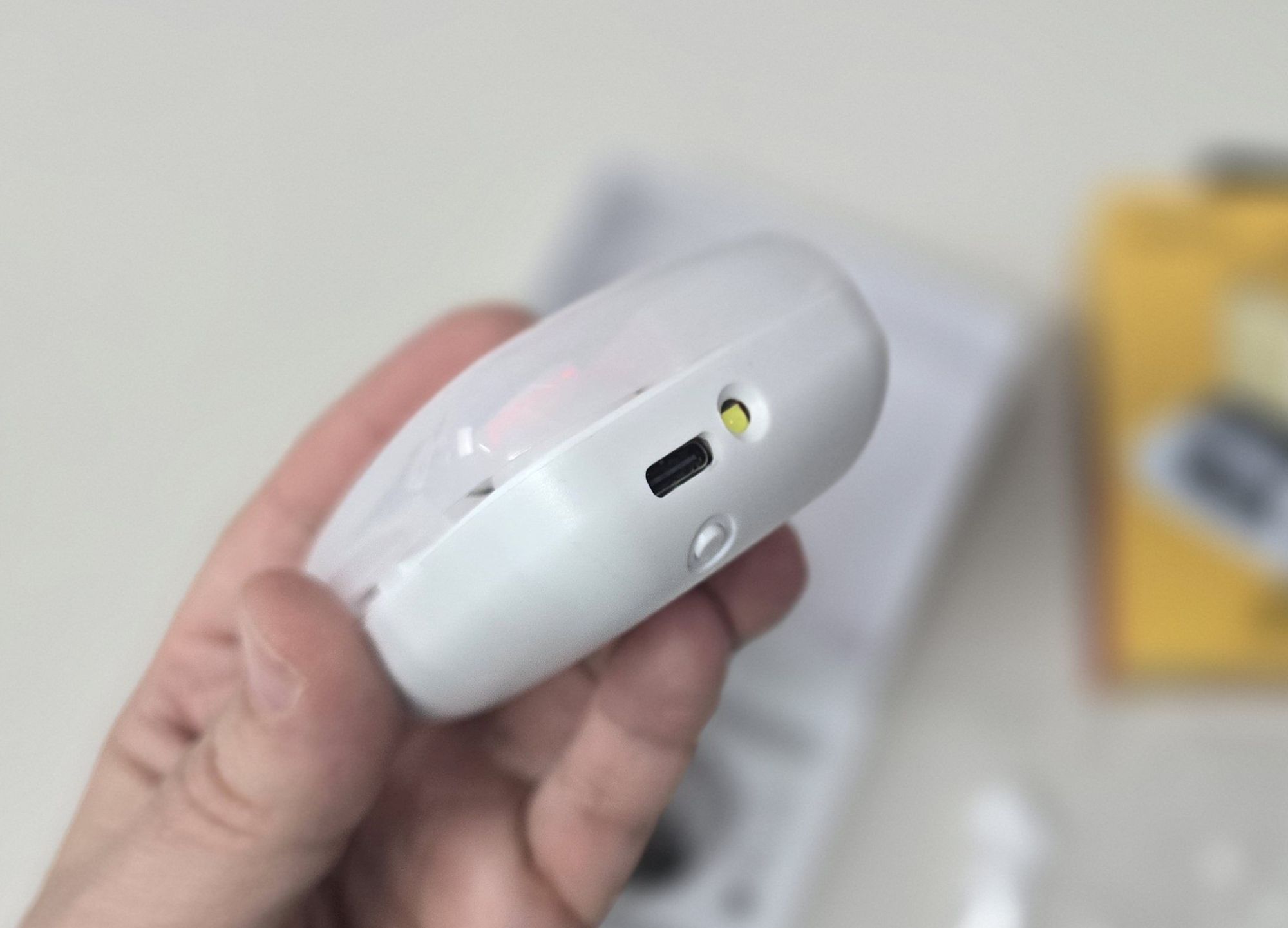 U jednom kućištu su bežične slušalice, powerbank i LED lampa meanit TWS B400 Big Battery 8