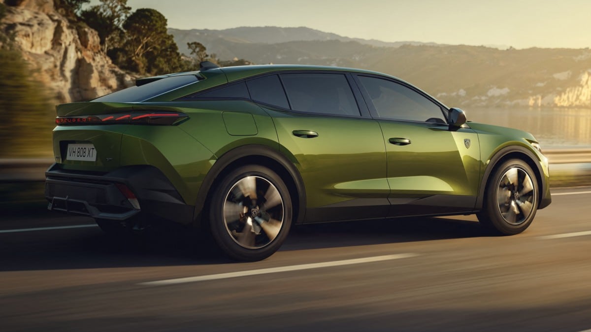 Peugeot E-408 - spoj karavana i coupea uz prizvuk struje Peugeot 408 – nova LED rasvjeta i osvijetljeni natpis straga