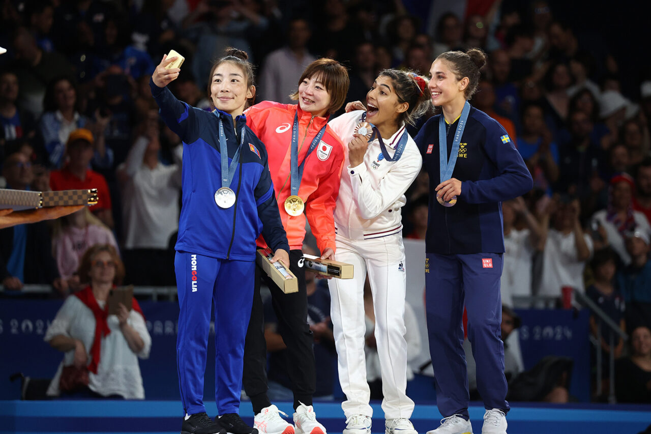 Samsung predstavlja ekskluzivni Galaxy Z Flip7 Olympic Edition uređaj, podržavajući cijelo putovanje sportaša na Milano Cortina 2026. 6 Victory Selfie in Paris