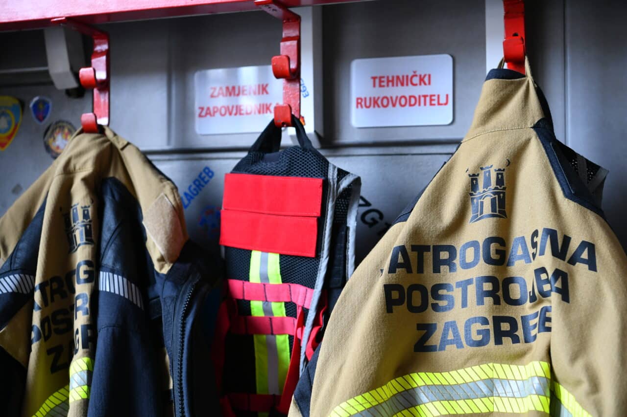 Titan otpornost za istinske heroje: vatrogasci u kampanji za novu REDMI Note 15 seriju