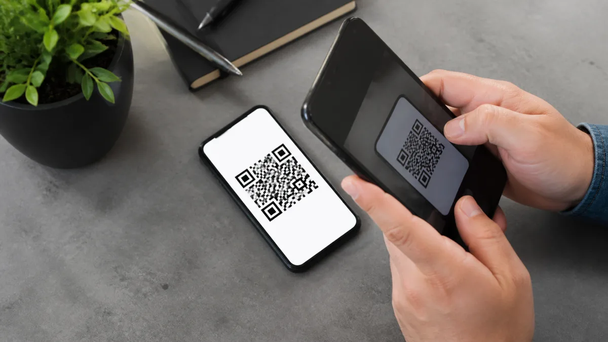 Kako skenirati QR kod na Androidu i iPhoneu Jedan telefon skenira QR kod prikazan na drugom telefonu
